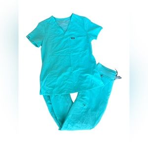 FIGS technical collection. Fresh Aqua Set. XS top and XS/T Zamora Joggers.